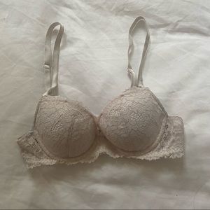 Victoria’s Secret white lace bra (32A)